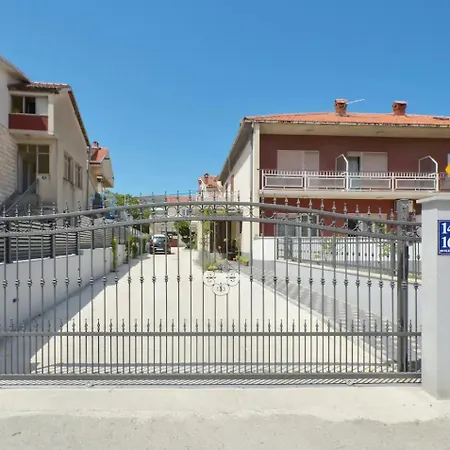 Apartment Sunshine House Near The Sea Kastela